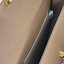 CELINE BESACE CUIR TRIOMPHE IN SMOOTH กระเป๋ารุ่นนี้นำเสนอในรูปทรงฮาล์ฟมูนที่ตอนนี้กำลังงมาแรง เปิดด้วยกระดุมแป๊กเพื่อเผยให้เห็นช่องภายในที่กว้างขวางและกระเป๋าด้านในแบบแบน คุณสมบัติที่โดดเด่นอีกอย่างของกระเป๋าอยู่ที่โลโก้ขนาดใหญ่ รูปทรงสะดุดตา สามารถสะพาย
