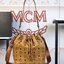 หนังแท้ M.C.M Essential Visetos Original Drawstring Small Cognac / M.C.M Aren Drawstring Bag in Visetos Original กระเป๋าสะพายทรง bucket ขนาดน่าใช้ ภายในเป็นช่องโล่งกว้าง จุของได้เยอะ งานหนังแท้ทั้งใบ ใต้กระเป๋ามีหมุดรองฐานอย่างดี ช่วยถนอมกระเป๋า สายสะพายส