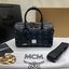 M.C.M ESSENTIAL BOSTON BAG IN VISETOS Small 23 Handbag มาพร้อมสายสปอร์ต กระเป๋าถือ/สะพายข้าง ทรงหมอน สวยโดดเด่น ทรงสวยยอดนิยม มาพร้อมพวงหนังห้อย และสายรัดเก็บหูจับ วัสดุหนังแคนวาสคุณภาพดี เปิด-ปิดด้วยซิป ภายในโล่งกว้าง ใส่ของได้เยอะ กระเป๋าสตางค์ โทรศัพท์