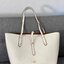 COACH MARKET TOTE กระเป๋าถือใบใหญ่ทรง TOTE ทรงกระเป๋าสวยหรู กระเป๋าใบใหญ่ใส่ของได้เยอะ Tote bag อีกหนึ่งรุ่นฮิต ให้พื้นที่จุของกว้างขวาง เชื่อว่าต้องเคยผ่านตาสาว ๆ มาก่อนแน่นอนค่ะ เพราะเป็นกระเป๋าที่ใช้งานง่าย สะพายไหล่ไปได้ทุกที่ ทุกโอกาส ด้วยขนาดของกระเ