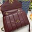 TORY BURCH KIRA QUILTED SMALL BAG พร้อมส่งที่ไทย ไม่ผิดหวังแน่นอนค่ะ! กระเป๋าหิ้วหรือสะพายข้างได้ วัสดุหนังแกะแท้ทั้งใบ ((หนังแกะจะมีคุณภาพดีเงานิ่มและแพงกว่าหนังวัวจ้า)) หนังนิ่มสวยงามมากๆค่ะ เปิดปิดกระเป๋าแบบหมุนล็อคแบบโลโก้แบรนด์ ใช้อะไหล่คลาสสิคดูหรูเ