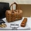 M.C.M ESSENTIAL BOSTON BAG IN VISETOS Small 23 Handbag มาพร้อมสายสปอร์ต กระเป๋าถือ/สะพายข้าง ทรงหมอน สวยโดดเด่น ทรงสวยยอดนิยม มาพร้อมพวงหนังห้อย และสายรัดเก็บหูจับ วัสดุหนังแคนวาสคุณภาพดี เปิด-ปิดด้วยซิป ภายในโล่งกว้าง ใส่ของได้เยอะ กระเป๋าสตางค์ โทรศัพท์