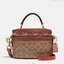 Coach Selena Trail Signature Bag กระเป๋าทรงกล่องใหม่ล่าสุด ภายในกว้าง ใส่ของได้จำนวนมาก มาพร้อมสายสะพายcrossbody ที่สามารถปรับระดับได้ ใครยังไม่มีห้ามพลาดแล้วนะคะ สามารถสะพายไปทำงาน หรือไปเที่ยวชิวๆเก๋ๆ