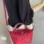 LONGCHAMP LE PLIAGE NÉO TOP HANDLE BAG XS คอลเลคชั่นสุดพิเศษจากลองฌอมป์ มีดีไซน์ที่เรียบหรูและคลาสสิก แฝงด้วยลูกเล่นแบบเฟมินีน แถมยังมีน้ำหนักเบาอย่างไม่น่าเชื่อ มาพร้อมกับหูจับกระเป๋าคู่และฝาปิดแบบกระดุม กระเป๋าถือใบนี้สามารถใช้ถือแบบทั่วไป มีสายสะพายถอด