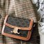 CELINE TRIOMPHE CROSSBODY BAG VIP GIFT WITH PURCHASE-GWP พรีเมี่ยมกิ๊ฟ Limited จาก CELINE PERFUME DUTY FREE COUNTER วัสดุ TRIOMPHE CANVAS & LEATHER ทรงเหลี่ยมหนังสวยหรูอยู่ทรงเปิดปิดด้วยฝาปิดโลโก้แบรนด์อะไหล่ทอง ภายในมีช่องหลักและช่องแบ่งย่อย มี1ช่องซิปเล