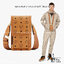 M.C.M CROSSBODY PHONE CASE IN VISETOS กระเป๋าสะพายข้าง สำหรับใส่ gadget คูลๆอย่างโทรศัพท์มือถือ ให้หนุ่มๆพกพาไปไหนๆได้สะดวก คล่องตัวกว่าเดิม เกรดออริ ท็อป 1:1 เกรดดีสุด สลับแท้