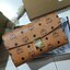 M.C.M MEDIUM MILLIE FLAP CROSSBODY IN VISETOS ฮอตที่สุดอีกหนึ่ง กระเป๋าสะพายกึ่งคลัทช์ มาพร้อมสายสะพายโซ่สีทองหรูหรา รูปทรงดีไซน์ร่วมสมัย ใช้งานง่ายด้วยตัวล็อค วัสดุภายนอกเป็นหนังแคนวาสคุณภาพดี ภายในเป็นหนังแท้สลับผ้า มีช่องซิปแยกอย่างดี ขนาดใบนี้กำลังดีม