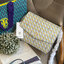 Tory Burch Robinson Printed Convertible Shoulder Bag กระเป๋าสุดคลาสสิค Collection นี้เหมาะกับสาว ๆ วัยรุ่นเป็นพิเศษ ด้วยโทนสีสดใสที่ทางแบรนด์ได้ดีไซน์ออกมาอย่างพิถีพิถัน สามารถตอบโจทย์สาว ๆ ที่มีคาแรคเตอร์หวาน สดใส และร่าเริงได้อย่างแท้จริงอีกทั้งลายโซ่ยั