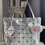 Bao Bao Issey Miyake ROCK MATTE ซีรีส์นี้จะเป็นทรงสี่เหลี่ยมผืนผ้า มีซิปปิดด้านบน ถือเป็นรุ่นที่เหมาะกับการใช้งานในชีวิตประจำวัน สามารถพับมุมและบริเวณด้านล่างของกระเป๋าเพื่อเพิ่มความสะดวกสบายในการใช้งาน ทั้งยังช่วยให้วางกระเป๋าในแนวตั้งได้อีกด้วย แผ่นต่อส