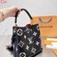 LV Neonoe MM Monogram Flowers / LV Bucket Bag กระเป๋าสะพายทรงบัคเก็ตใบใหญ่ โดดเด่นด้วยการตกแต่งลายพิมพ์ รูดเปิด-ปิดปากกระเป๋าด้วยเส้นหนัง สายสะพายมีให้ถึง 2 แบบ สายคล้องแขน และสายยาวที่สามารถปรับสะพายไหล่หรือสะพายข้างก็ได้ ภายในแบ่งสัดส่วนไว้สวย จุของได้ค