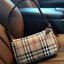🇬🇧 NEW ARRIVAL! BURBERRY HAND BAG VIP GIFT WITH PURCHASE (GWP) พรีเมี่ยมกิ๊ฟ Limited Edition จาก BURBERRY วัสดุทำจากหนังPVC ลายแบบฉบับแบรนด์ ตัวกระเป๋าอยู่ทรงสวย เปิดปิดด้วยซิป ภายในกว้างใส่ของได้หลากหลาย สายสะพายหลังปรับได้3ระดับ อะไหล่แบ