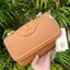 TORY BURCH Fleming Convertible Shoulder Bag ดีไซน์น่ารัก ดูแพงไม่เป็นรองใคร ใช้ได้ทั้งทั่วไปและออกงาน สาว ๆ คนไหนที่กำลังมองหากระเป๋าสะพายไหล่น่ารัก ๆ สักใบที่มีดีไซน์โดดเด่น สะดุดตาล่ะก็ไม่ควรพลาดกับ Collection นี้เลยค่ะ เพราะ Fleming นั้นเป็นรุ่นที่เรีย