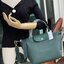 Longchamp Le Pliage Neo Size S มาพบกับกระเป๋ารุ่นยอดนิยม ที่สาวๆ ต้องมีไว้เก็บไว้สักใบ กระเป๋าโท้ทใบนี้ มาพร้อมกับสีที่มีสไตล์เรียบง่าย มีสายสะพายยาวช่วยให้คุณสามารถสะพายไหล่ได้อย่างสบาย ในขณะที่ที่ปิดแบบซิปช่วยให้คุณมั่นใจได้ว่าของด้านในมีความปลอดภัย Le 