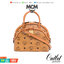 M.C.M SMALL ANNA TOTE คอลเลคชั่นใหม่ดีไซน์ไม่ซ้ำใคร รุ่นนี้เป็น seasonal หายากไปอีก กระเป๋าถือ/สะพายข้าง ทรงยูนีคโดดเด่น น่าใช้ หูจับในตัวมาพร้อมสายรัดเก็บ วัสดุหนังแคนวาสคุณภาพดี ตกแต่งตัวกดล็อคเอกลักษณ์ เปิด-ปิดด้วยซิป ภายในเป็นช่องโล่ง ใส่ของได้สบายๆ ต