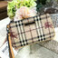 BURBERRY FRAGRANCES WRISTLET Gift With Purchase (GWP) Limited พรีเมี่ยมกิ๊ฟของแท้จากเคาน์เตอร์น้ำหอม BURBERRY วัสดุหนังเรียบลาย Signature คลาสสิคประดับโลโก้ มาพร้อมสายคล้องมือ เปิดปิดด้วยซิปภายในมีโลโก้ มีช่องใส่บัตร ใส่แบงก์พัน บัตร เครื่องสำอางค์ ใส่มือ