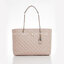 ของแท้ 💯% GUESS WOMEN'S CESSILY TOTE FLAP BAG ของแท้ กระเป๋าสะพายทรง SHOPPING BAG หนัง PU หนังนิ่มสีดำเล่นลายเหลือบกลิตเตอร์ ด้านหน้าประดับโลโก้สีแบรนด์