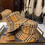 BURBERRY BUCKET HAT / Burberry Vintage Check Cotton Blend Bucket Hat หมวกทรงบัคเก็ต ทรงฮิตใช้ได้ทั้งหญิง/ชาย unisex bucket hat งานเกรดออริสวยงาม การตัดเย็บประณีต เนื้อผ้าคุณภาพดี ภาพสินค้าถ่ายจากงานขายจริง ใช้งานต่างประเทศได้