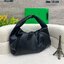 Bottega Veneta The Shoulder Pouch Bag กระเป๋าสะพายรุ่นยอดฮิต หนังเรียบสวยผิวสัมผัสนุ่มมาก ดีไซน์เฉพาะตัว ใบจริงสวยคมทุกสี