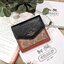COACH FACTORY SHORT WALLET กระเป๋าสตางค์รุ่นใหม่ล่าสุดจาก Coach Factory Outlet ขนาดกำลังดี พกพาสะดวก ดีไซน์สวยน่าใช้ วัสดุหนังแท้เปิดปิดด้วยฝาปิด Envelop กระดุมด้านหน้ามีโลโก้แบรนด์ด้านหลังมีช่องซิปใส่เหรียญ หัวซิปแบรนด์ ภายในมีช่องใส่ธนบัตรใส่แบงก์พันได้