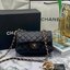 หนังแท้ CHANEL classic 8" black caviar รุ่นยอดนิยมไอเท็มฮิตวัสดุหนังคาเวียร์สวยคลาสสิค ด้านหน้ามีโลโก้แบรนด์อะไหล่ทอง/เงินสวยหรู ภายในสีแดงเบอกันดี้ เป็นใบยอดนิยมของสาวๆ เลยค่าา พร้อมส่งที่ไทยไม่ต้องรอพรีฯ สาวก Chanel Must Have! นะคะ