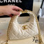 CHANEL Mini Hobo Bag น่ารักแบบตะโกนมาจ้าแม่ กระเป๋ามินิทรงโฮโบ บอกเลยว่าใบนี้สวยและโดดเด่นมาก ด้วยสายโซ่สีทองอร่ามมาแบบมัดรวม เพิ่มกิมมิกแบบถือด้วยตัวล็อกปิดอะไหล่สีทอง จะถือก็ Cute จะสพายก็ปัง เอาอยู่เลยค่า สาวๆ ห้ามพลาดเชียวน้าา