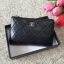 รุ่นที่ใครหลายคนรอคอย ❤️💚 CHANE VIP GIFT PURSE BAG กระเป๋าคล้องมือทรงมินิ จากงาน VIP GIFT แบรนด์ดังอย่าง CHANEL วัสดุหนัง PREMIUM PU สุดหรูเปิดปิดด้วยที่จับซิป LOGO อะไหล่เงิน ประดับโลโก้ ด้านในมีช่องใส่บัตรได้อีก3ช่อง มาพร้อมที่ใส่พวงกุญแจ