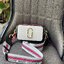 Marc Jacobs Snapshot Bag กระเป๋าแบรนด์ดังจากสัญชาติอเมริกัน นับได้ว่ารุ่นนี้เป็นรุ่นทรงฮิตเลยทีเดียว โดยด้านหน้ากระเป๋าจะเป็นโลโก้แบบโลหะที่เป็นสัญลักษณ์ของแบรนด์นี้ มาพร้อมสายสะพายที่จะสะพายยังไงก็ดูโดดเด่น เพราะขนาดใหญ่ที่สกรีนตัวอักษรโลโก้ ในรูปแบบต่าง