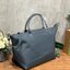 Longchamp Le Pliage Neo Size M มาพบกับกระเป๋ารุ่นยอดนิยม ที่สาวๆ ต้องมีไว้เก็บไว้สักใบ กระเป๋าโท้ทใบนี้ มาพร้อมกับสีที่มีสไตล์เรียบง่าย มีสายสะพายยาวช่วยให้คุณสามารถสะพายไหล่ได้อย่างสบาย ในขณะที่ที่ปิดแบบซิปช่วยให้คุณมั่นใจได้ว่าของด้านในมีความปลอดภัย Le 
