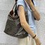 GOYARD BOHEME HOBO BAG / GOYARD HOBO กระเป๋าสะพายทรงโฮโบ ใบใหญ่จุใจ!! มาครบสีขายดี เลิศทุกสี รูปทรงคลาสสิค ดีไซน์เป็นเอกลักษณ์ วัสดุหนังแคนวาสพิมพ์ลายสวยคม ปากกระเป๋ามีซิปเปิด-ปิดกันของหล่นได้ ภายในโล่งกว้างมาก มาพร้อมสายคล้องในตัว ทนทาน สะพายสวยๆได้ทุกวั