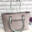 New GUESS WOMEN’S TOTE BAG 2018 พร้อมส่งรุ่นหายาก กระเป๋าถือทรง tote ลายหนัง safiano ด้านหน้าห้อยกระเป๋าใบเล็กดูหรูมากค่ะ สามารถถอดแยกมาใช้ได้ เปิดปิดกระเป๋าแบบกระดุมแม่เหล็ก ภายในโล่งกว้าง ใส่ของจุ มีช่องซิปและช่องเล็กใส่ของจุกจิกด้านหลังมีช่องซิปยาวหนึ่