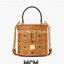 M.C.M CYLINDER CROSSBODY IN VISETOS รุ่นยอดฮิตอีกหนึ่ง!! กระเป๋าสะพายข้าง ดีไซน์ทรงกระบอก ให้คุณสนุกไปกับทุกสไตล์การแต่งตัว สวยอยู่ทรง ใส่ของสำคัญได้ครบถ้วน วัสดุหนังแคนวาสคุณภาพดี เปิด-ปิดด้วยซิปรอบ ภายในบุผ้าสลับหนังแท้ เป็นช่องโล่งทำให้เก็บของไว้ได้สะด