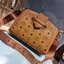 M.C.M ESSENTIAL VISETOS ORIGINAL SMALL CROSSBODY BAG กระเป๋าสะพายข้าง ขนาดกำลังดี สวยอยู่ทรง ดีไซน์เป็นเอกลักษณ์ วัสดุหนังแคนวาสสลับหนังแท้ พริ้นท์ลายเต็มใบ ดูหรูมาก!! เปิด-ปิดกระเป๋าด้วยสายคาดแม่เหล็ก และซิปรูดกันของหล่น มาพร้อมสายสะพาย crossbody ปั๊มลาย