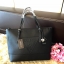 Guess Saffiano Shopping Bag กระเป๋าถือและคล้องบ่าทรงช้อปปิ้งใบใหญ่ หนังSaffiano ใส่เอกสารขนาด A4 ได้ จุของได้เยอะ ด้านหน้าสลักแบรนด์หนังลายนูนพร้อมประดับtagสายหนังถอดออกได้ เปิดปิดด้วยซิปเดียวด้านบน ภายในบุผ้าติดโลโก้ มีช่องเล็กและข่องใส่โทรศัพท์ เรียบง่า