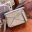 Loewe Puzzle Bag In Classic กระเป๋าทรง Puzzle นี้ออกแบบโดย Jonathan Anderson โดยได้รับแรงบันดาลใจในการออกแบบมาจากรูปทรงของลูกรักบี้ ดังนั้น จึงจะเห็นได้ว่าการตัดเย็บและรูปทรงของกระเป๋านั้นคล้ายคลึงกับลูกรักบี้ รูปทรงดูมินิมอลไม่ทิ้งคอนเซ็ปต์ของแบรนด์ สามา