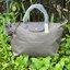 Longchamp LE PLIAGE NÉO TOP HANDLE BAG อีกหนึ่งรุ่นยอดนิยม ที่สาวๆ ต้องมีไว้เก็บไว้สักใบ กระเป๋าโท้ทใบนี้ มาพร้อมกับสีที่มีสไตล์เรียบง่าย มีสายสะพายยาวปรับสั้นยาวได้ช่วยให้คุณสามารถสะพายไหล่ได้อย่างสบาย ในตัวสายปักโลโก้อันเป็นสัญลักษณ์ ในขณะที่ที่ปิดแบบซิ