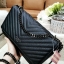 VICTORIA'S SECRET Quilted Chain Crossbody Sling Bag กระเป๋าสะพายรุ่นใหม่ล่าสุดจาก Victoria's Secret วัสดุหนังแกะสังเคราะห์ชึ้นลายริ้วหนังสวยอยู่ทรงไม่ย้วยดีไซน์สุดหรูคุณหนูไฮโซ เปิดปิดด้วยฝาปิดกระดุมแม่เหล็ก ภายในมีโลโก้และช่องใส่ของ ใส่กระเป๋าส