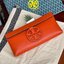 Tory burch Miller Metal clutch กระเป๋าคลัทช์ดีไซน์เรียบหรูออกแบบมาได้อย่างลงตัว ด้วยรูปทรงที่สวยงามและทันสมัย จากแบรนด์ Tory Burch ขนาดกำลังดี สามารถใส่กระเป๋าสตางค์หรือเครื่องสำอางค์ได้ตามขนาดกระเป๋า ในเรื่องของดีไซน์และLogo DoubleT เฉดเดียวกับสีของกระเป