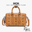 M.C.M SMALL E/W SOFT BERLIN CROSSBODY IN VISETOS ไอเท็มใหม่ในดีไซน์ทรงกระเป๋าเดินทางแบบคลาสสิค ย่อส่วนมาให้ใช้งานได้แบบสบายๆ พกพาสะดวก แมทช์ได้ทุกสไตล์ ใช้ได้แบบ unisex ใช้งานง่ายด้วยหูจับในตัว และซิปหลัก อะไหล่สีดำดูมีมิติตัดกับสีน้ำตาลคอนยัคได้เป็นอย่าง
