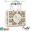 Tory burch ella jacquard embroidered quadrant tote ลายโมโนแกรม (Monogram) สัญลักษณ์สุดโดดเด่นที่คิดค้นขึ้นมาเพื่อให้แบรนด์มีเอกลักษณ์ สำหรับรุ่นนี้เป็นกระเป๋าที่ใส่ของได้เยอะ สามารถใส่สิ่งของที่จำเป็นสำหรับการทำงานได้ ง่ายต่อการถือและการหยิบใช้ข้าวของในกร