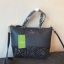 Kate Spade INA Greta Court Glitter Crossbody กระเป๋าถือหรือสะพายใบเล็ก วัสดุหนัง Saffiano สวยหรู ด้านหน้าประดับโลโก้สีทองสวย ก้นกระเป๋ามีดีเทลด้วยGlitter วิ้งๆดูหรู ภายในมีช่องซิปและช่องเล็ก สามารถใส่ ipad mini กระเป๋าสตางค์ใบยาวและของจุกจิกได้เยอะ มีหมุด