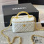 CHANEL Vanity Top Handle Bag / Chanel makeup bag กระเป๋าใส่เครื่องสำอางค์สวยหรู น่ารักลูกคุณหนูต้องยกให้ใบนี้เลยค่า น้องโดดเด่นที่หูจับโซ่สีทองสวยเงางาม ด้านในกว้างขวาง จะใช้เองหรือเป็นของขวัญ ของฝาก แนะนำรุ่นนี้เลยค่ะ!