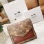COACH FACTORY SHORT WALLET กระเป๋าสตางค์รุ่นใหม่ล่าสุดจาก Coach Factory Outlet ขนาดกำลังดี พกพาสะดวก ดีไซน์สวยน่าใช้ วัสดุหนังแท้เปิดปิดด้วยฝาปิด Envelop กระดุมด้านหน้ามีโลโก้แบรนด์ด้านหลังมีช่องซิปใส่เหรียญ หัวซิปแบรนด์ ภายในมีช่องใส่ธนบัตรใส่แบงก์พันได้