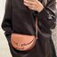 CELINE BESACE CUIR TRIOMPHE IN SMOOTH กระเป๋ารุ่นนี้นำเสนอในรูปทรงฮาล์ฟมูนที่ตอนนี้กำลังงมาแรง เปิดด้วยกระดุมแป๊กเพื่อเผยให้เห็นช่องภายในที่กว้างขวางและกระเป๋าด้านในแบบแบน คุณสมบัติที่โดดเด่นอีกอย่างของกระเป๋าอยู่ที่โลโก้ขนาดใหญ่ รูปทรงสะดุดตา สามารถสะพาย