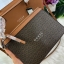 New arrival !! GUESS CASON BAG พร้อมส่งกระเป๋าถือ/สะพายข้าง วัสดุหนังลาย saffiano น้ำหนักเบา ด้านหน้าปั้มโลโก้แบรนด์ เปิดปิดกระเป๋าแบบซิปใช้งานสะดวก ภายในโล่ง กว้างทีเดียว สามารถใส่ A4 ได้ค่ะ มีช่องเล็กให้ใส่ของจุกจิก ผ้าซับด้าน ในลายแบรนด์สวยงาม ด้านหลัง