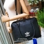 ADIDAS HANDLE BAG กระเป๋าถือเเละสะพายทรงโดม วัสดุนิ่มหนังสวยอยู่ทรงด้านหน้ามีโล้โก้แบรนด์ เปิดปิดด้วยซิปสะดวกใช้ หัวซิปแบรนด์ ขนาดใหญ่กำลังดี จุได้เยอะ น้ำหนักเบา ภายในมีโลโก้มีช่องซิปใส่ของ หูจับถนัดมือ พร้อมสายสะพายถอดได้เลื่อนปรับได้ Crossbody ได้ ไอเท