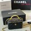 CHANEL Vanity Top Handle Bag / Chanel makeup bag กระเป๋าใส่เครื่องสำอางค์สวยหรู น่ารักลูกคุณหนูต้องยกให้ใบนี้เลยค่า น้องโดดเด่นที่หูจับโซ่สีทองสวยเงางาม ด้านในกว้างขวาง จะใช้เองหรือเป็นของขวัญ ของฝาก แนะนำรุ่นนี้เลยค่ะ!