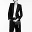 Yves Saint laurent small kate bag สุดหรู ทรง woc ที่แสนจะฮอตปรอทแตก ดีไซน์เรียบ แต่แอบมีดีเทลความหรูที่พู่ห้อยสีทองโดดเด่น เพิ่มความแพงอีกหนึ่ง วัสดุหนังแท้สัมผัสดีงาม ใช้งานง่ายเพียงแค่เปิด-ปิดด้วยกระดุมแม่เหล็ก ภายในเป็นช่องโล่ง มีช่องใส่บัตร ใส่มือถือ 