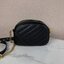 Tory Burch Kira Chevron Small Camera Bag กระเป๋าสะพายทรงกล่อง ซิปบน อะไหล่ทอง สายสะพายยาวแบบครอสบอดี้ งานสวยปั๊มทุกจุดเป๊ะทุกมุม เปิด - ปิดกระเป๋าด้วยซิป ด้านในโล่ง มีช่องซิป 1 ช่อง มาพร้อมสายสะพายยาว ปรับระดับได้ค่ะ