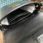 OUTLET 】TORY BURCH MILLER METAL PHONE CROSSBODY อีกหนึ่งกระเป๋าใส่มือถือรุ่นฮิตที่เชื่อว่าหลาย ๆ คนต้องเคยเห็นผ่าน ๆ ตามาอย่างแน่นอน กับแบรนด์ Tory Burch ดีไซน์กระเป๋าทรงฝาพับแม่เหล็กใช้งานง่าย มาพร้อมดีเทล Logo แบรนด์โดดเด่นสีทองตัดกับหนังแกะสีดำ ดูหรูดู