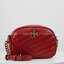 Tory Burch KIRA CHEVRON SMALL CAMERA BAG สาว ๆ ลุคคุณหนูไม่ควรพลาด Collection นี้เลยนะคะ เพราะ Kira Chevron เป็นรุ่นที่ตอบโจทย์และครองใจสาว ๆ ได้อย่างแท้จริง